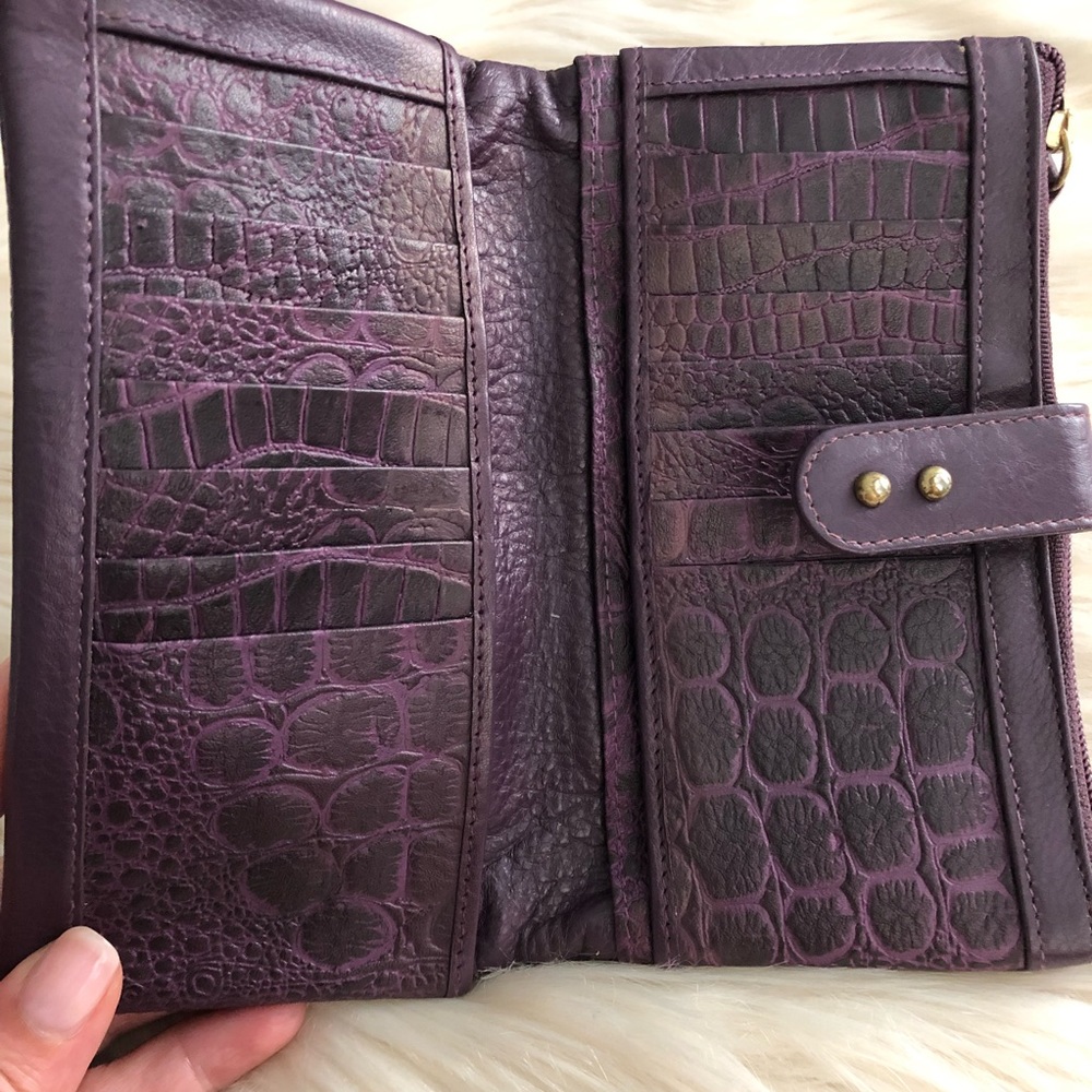 Great American Leather Works purple embossed leather wallet clutch purse - Picture 3 of 11